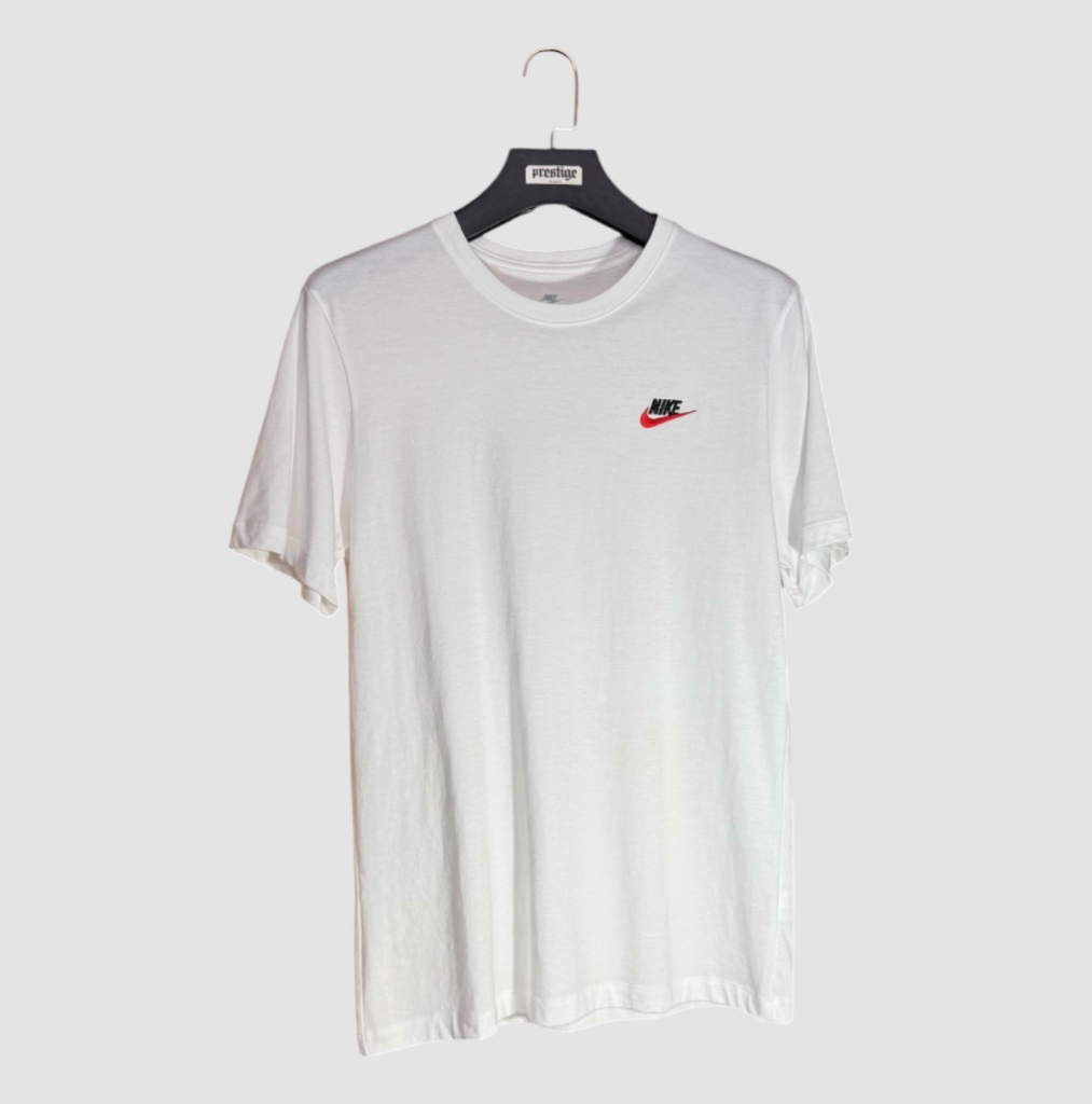 T-Shirt Nike Swoosh Essential – Blanc